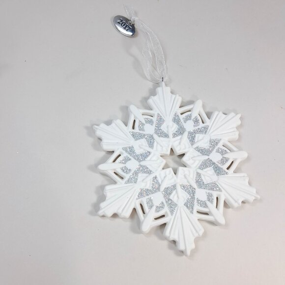 Hallmark 2017 Snowflake Ornament Porcelain white & box Ruth Donikowski Christmas - Picture 2 of 9